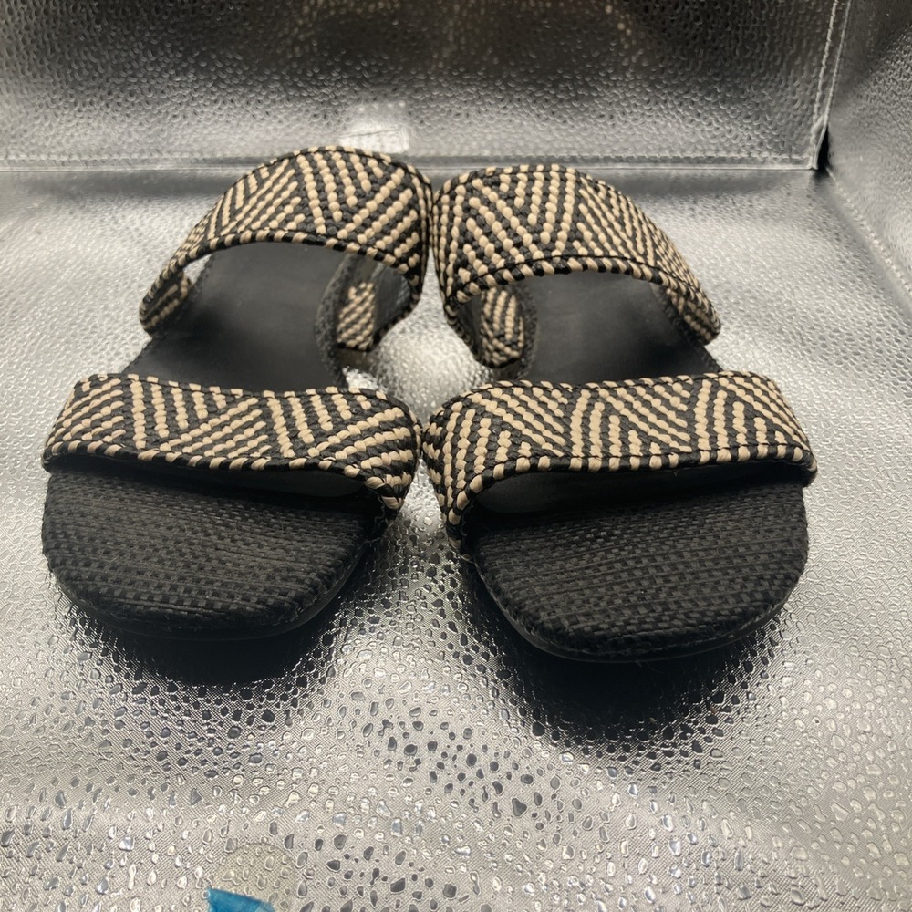 UNIVERSAL THREAD SANDALS SIZE 7 black and cream.